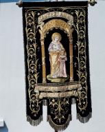 Bannière de procession (anciennement numéro 3) : Education de la Vierge, sainte Jeanne d'Arc, église paroissiale Saint-Magloire (Mahalon)