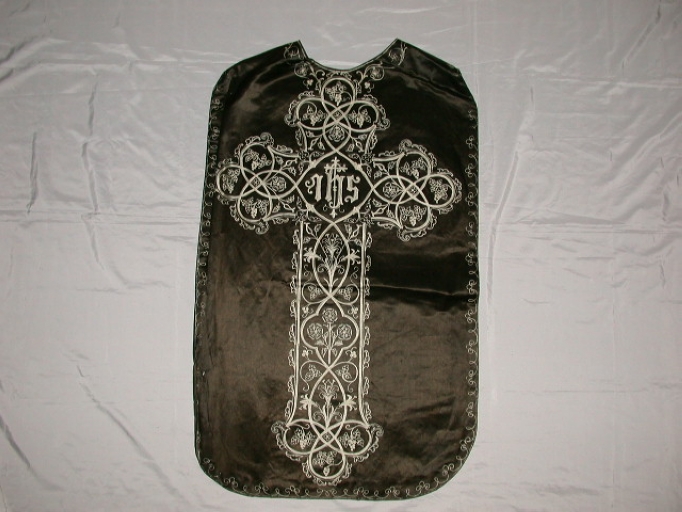 Ornement noir 2 : chasuble, bourse de corporal, étole, manipule, voile de calice