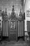 Confessionnal, style néo-gothique, prieuré Notre-Dame, église paroissiale de chanoines réguliers de Saint-Augustin (Arbrissel)