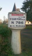 Voie ferrée, borne, ports et digue sur la commune de Tréveneuc