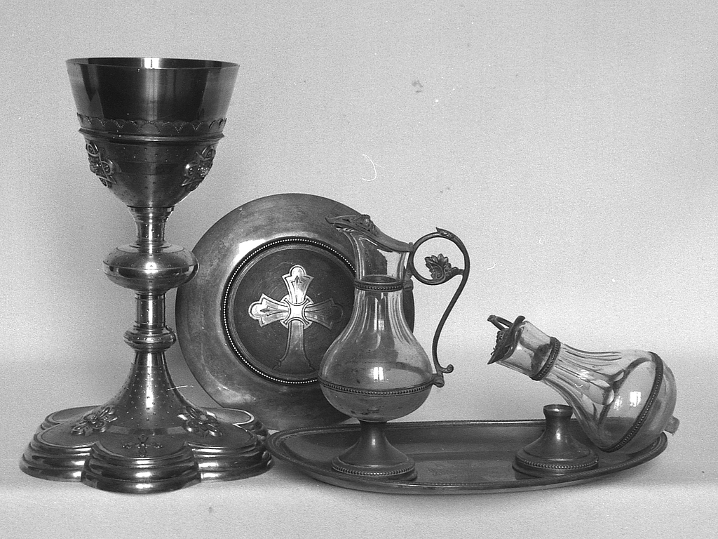 Calice, patène, plateau, burettes (2), église paroissiale Saint-Guérec (Cléguérec)