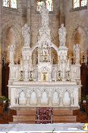 Le maître-autel : autel, retable, tabernacle et ses statues : le Sacré coeur, saint Martin et deux anges