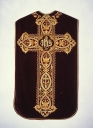 Ornement rouge 7 : chasuble, manipule, voile de calice, bourse de corporal, étole