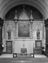 Ensemble du maître-autel : autel, retable, tableau d'autel : Pèlerins d'Emmaüs, statue : Saint Pierre (La Fontenelle fusionnée en Val-Couesnon en 2019)