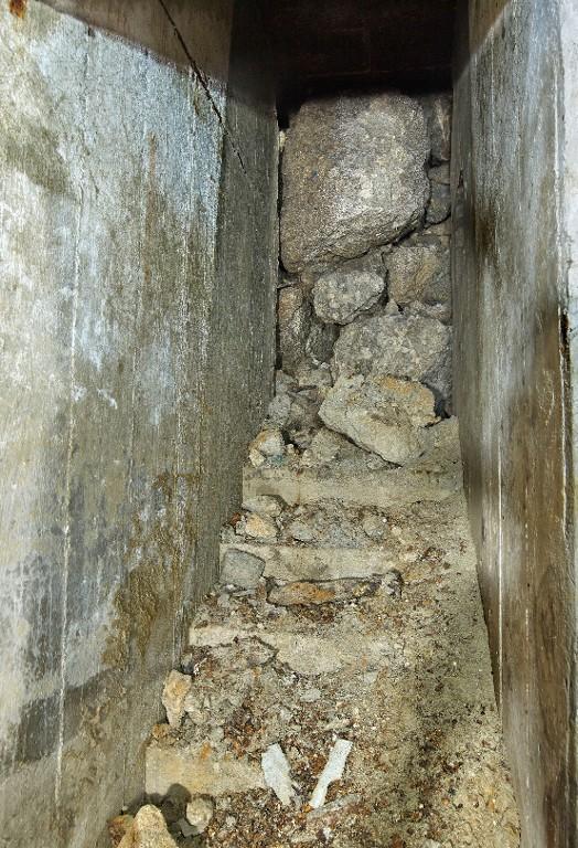 Vue de l'entrée est avec son escalier. Cet accès est totalement remblayé