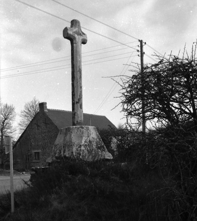 Croix de chemin dite Croix Mace, la Hardeliere (Goven)
