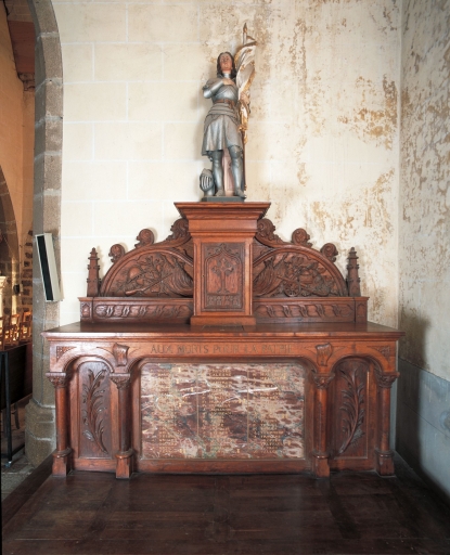 Ensemble de l'autel des morts : autel, tabernacle, gradin d'autel, 2 degrés d'autel