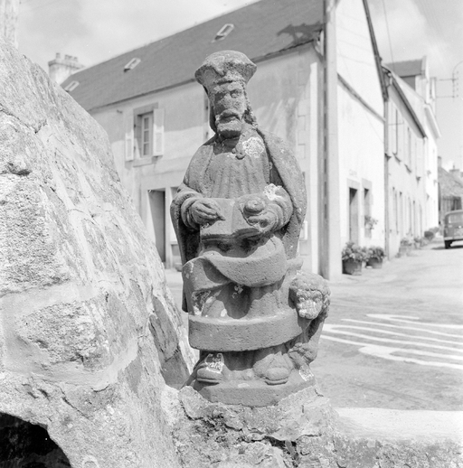 Statue (petite nature, d'applique) : saint Marc, rue de la Fontaine (Plomodiern)