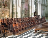 Ensemble de 77 stalles