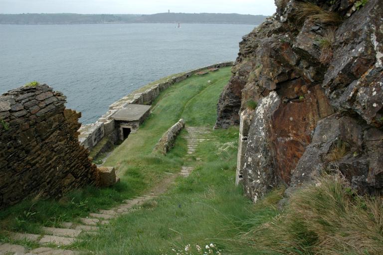 Vue de la plate-forme depuis l'escalier d'accès (état en 2006). Derrière le parapet, le hangar à matériel de la batterie de quatre canons Hotchkiss de 47 mm. Sur la plate-forme poussent des pelouses aérohalines