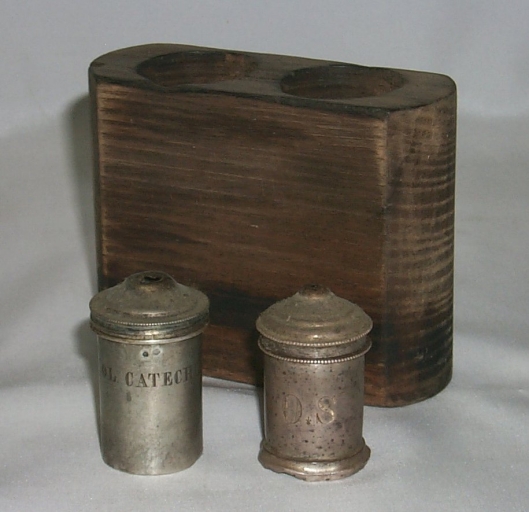 Ensemble de 2 ampoules aux saintes huiles avec leur coffret (Guipry fusionnée en Guipry-Messac en 2016)