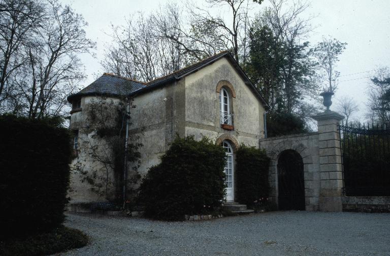 Grille et pavillons d'entrée du château de Largentaye (Saint-Lormel)