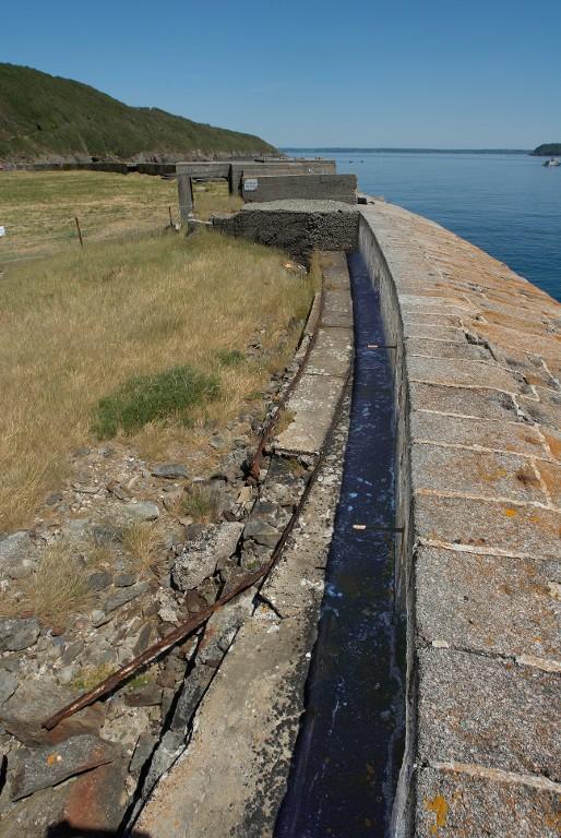 Vue de la batterie basse du Mengant : parapet, voie ferrée du poste de projecteur et bunker-poste d'observation (état en 2009)