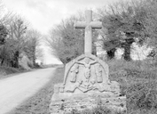 Croix de chemin, au nord-ouest du Vieux-Bourg (Taupont)