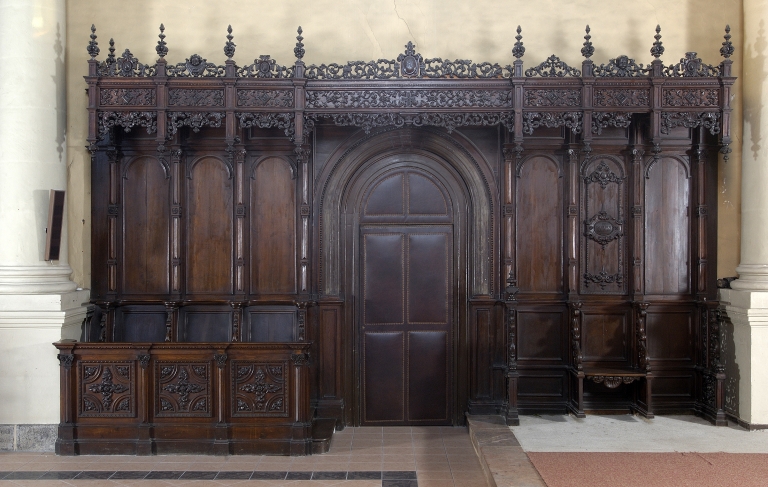 Décor de choeur : 7 stalles et lambris de revêtement