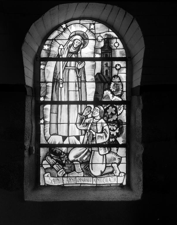 Verrière historiée : Apparition de sainte Anne à Nicolazic (baie 3), église paroissiale Saint-Gérand (Cléguer)
