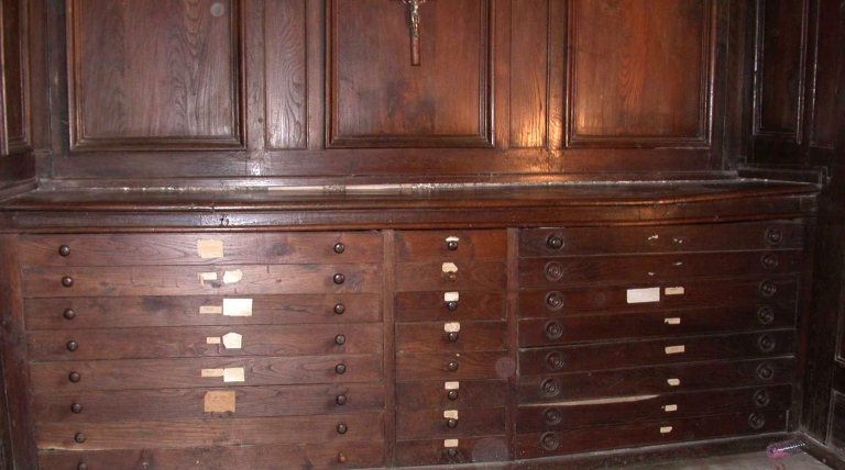 Mobilier de sacristie : chasublier, armoires, lambris de revêtement, confessionnal de sacristie