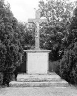 Croix monumentale dite croix du bourg (Le Hézo)