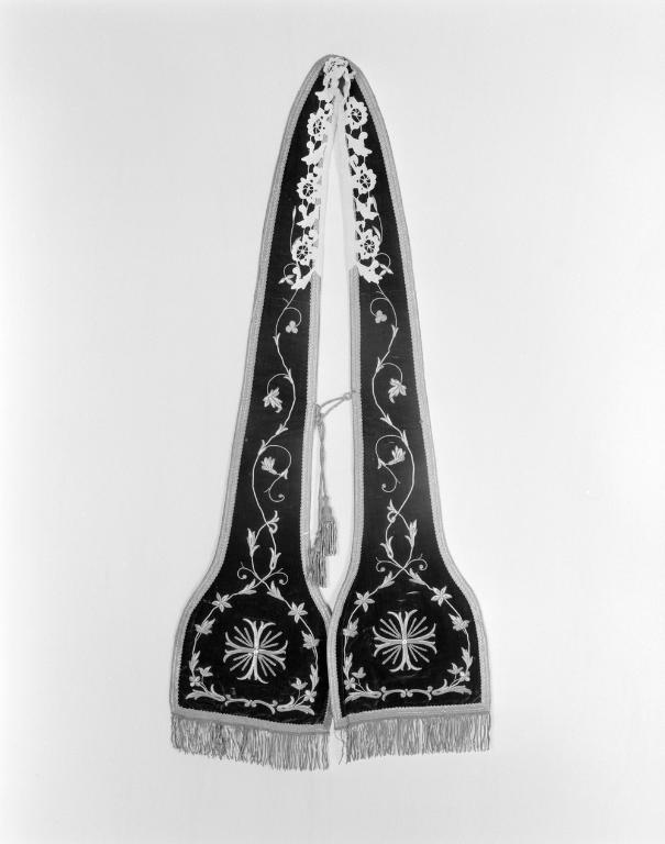 Etole (étole pastorale), prieuré Notre-Dame, église paroissiale, mairie (Île-d'Arz)