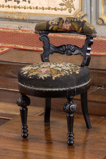 Fauteuil de célébrant et 2 tabourets d'église