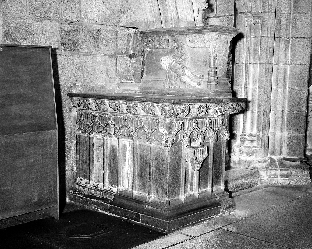 Autel, prédelle (autel secondaire, autel tombeau), cathédrale de Saint-Paul-Aurélien (Saint-Pol-de-Léon)