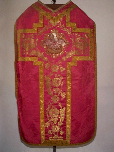 Ornement rouge 3 : chasuble, bourse de corporal, étole, manipule, voile de calice