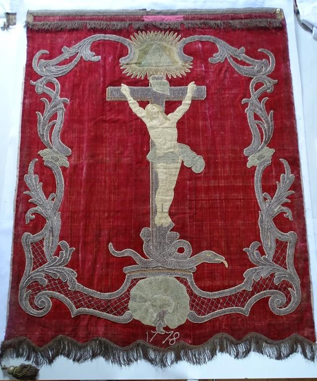 Bannière : sainte Agnès, Crucifixion, église paroissiale Sainte-Agnès (Tréfumel)