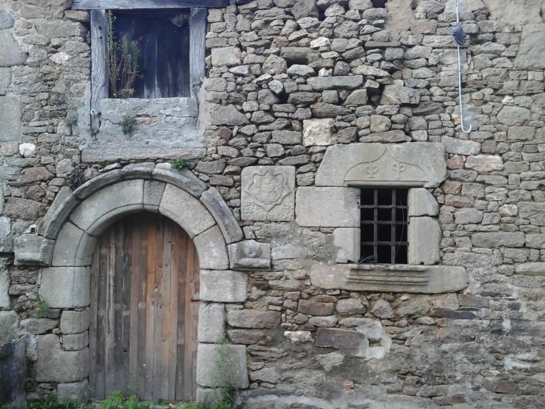 Alignement de maisons et fermes, deux maisons de prêtre (Aucaleuc)