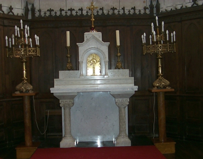 Ensemble du maître-autel : autel, tabernacle, 2 gradins