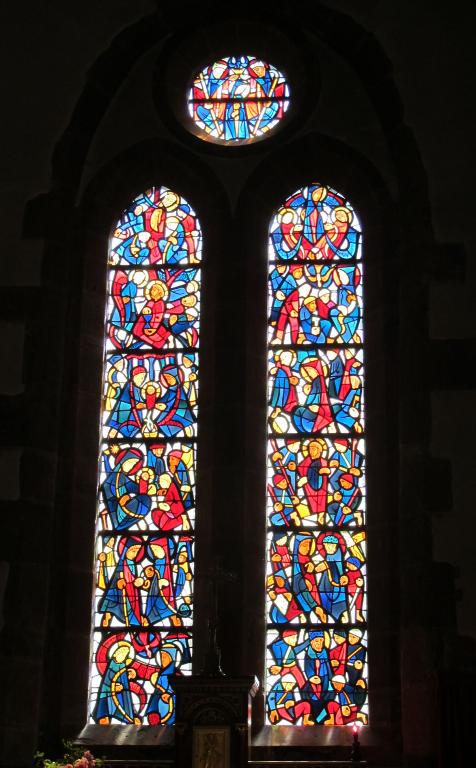Ensemble de quatre verrières de la baie 2 : Les mystères du Rosaire et des baies 6, 8 10, non figuratives, église Saint-Gilles (Malestroit)