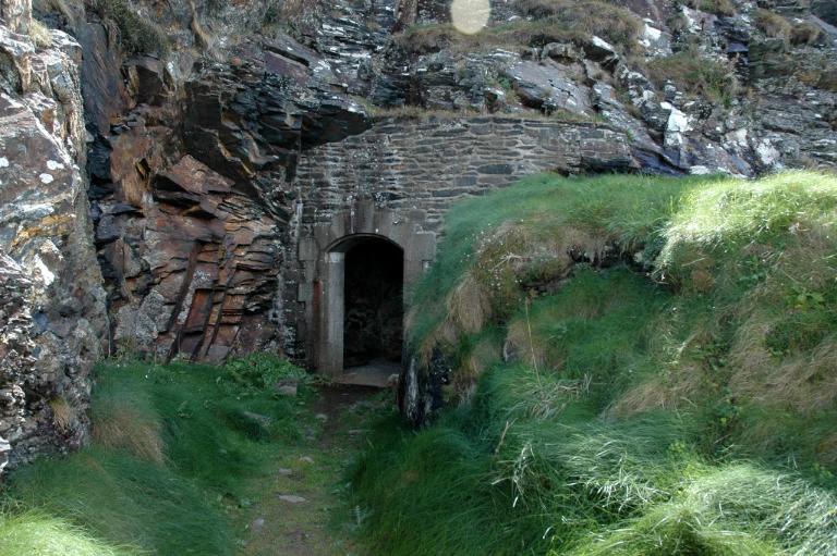 Vue de l'entrée du magasin à munitions creusé dans la falaise de la batterie de quatre canons Hotchkiss de 47 mm (état en 2005)