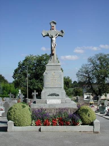 Croix de cimetière et monument aux morts, rue Jean de Gennes (Gennes-sur-Seiche)