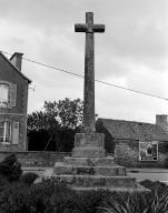 Croix monumentale, rue du Colonel de Soyer (Plouénan)