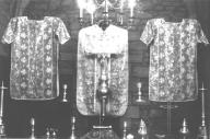 Chasuble, dalmatiques (2), voile de calice, bourse de corporal, église paroissiale Saint-Tugdual (Grand-Champ)
