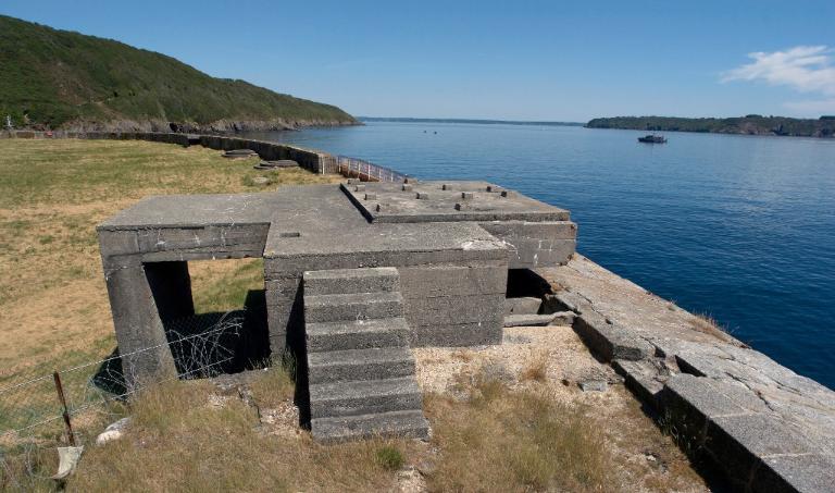 Vue du bunker implanté derrière le parapet de la batterie basse (état en 2009)
