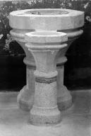 Fonts baptismaux (cuve baptismale à infusion), église paroissiale Saint-Justin (Guiler-sur-Goyen)