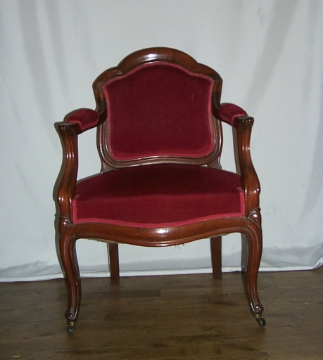 Fauteuil de célébrant ; paire de tabourets d'église