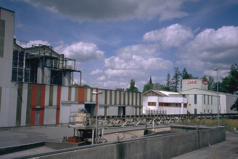 Distillerie Muron et Cie, actuellement usine de boissons non alcoolisées Besnier, 12 route de Rennes (Châteaubourg)