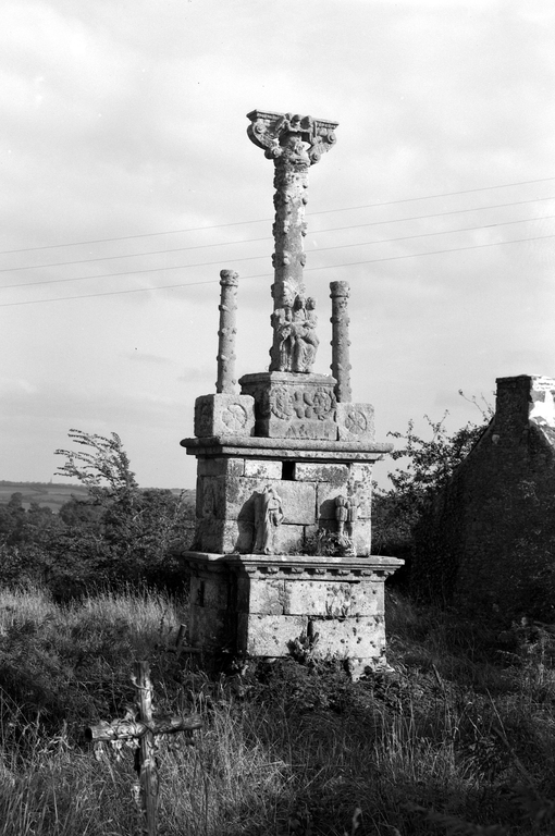 Calvaire, place de l'Eglise (Carnoët)