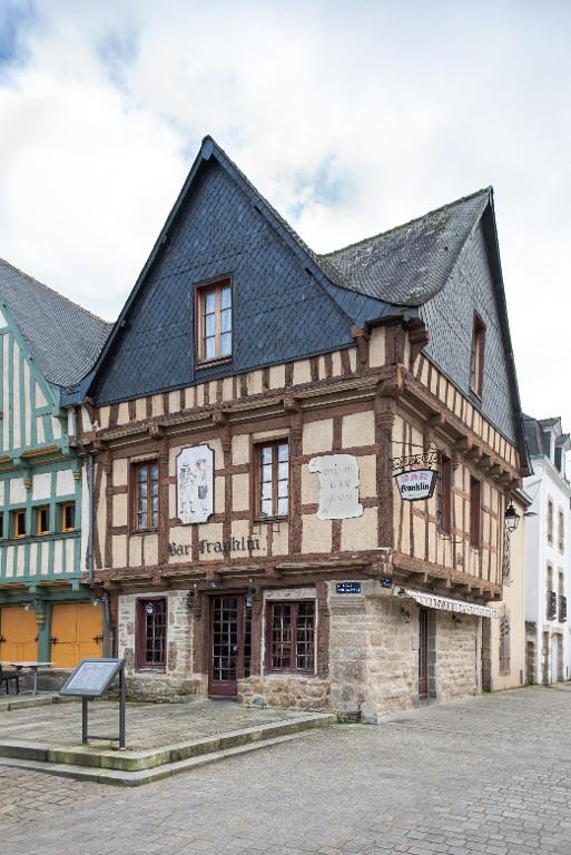 Maison, 21 place Saint-Sauveur (Auray)
