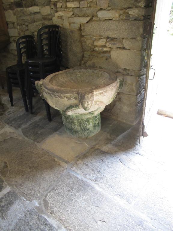 Bénitier de l'église Saint-Lunaire (Saint-Lormel)