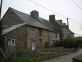 Alignement de maisons, les Rousselais (Saint-Pierre-de-Plesguen fusionnée en Mesnil-Roc'h en 2019)