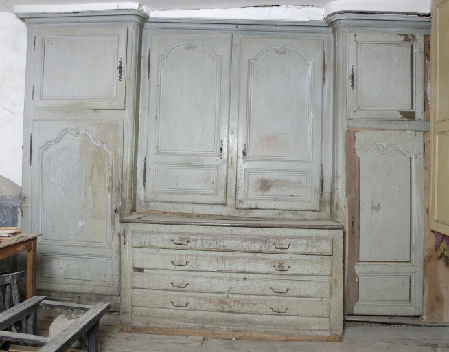 Meubles de sacristie : chasublier, armoires