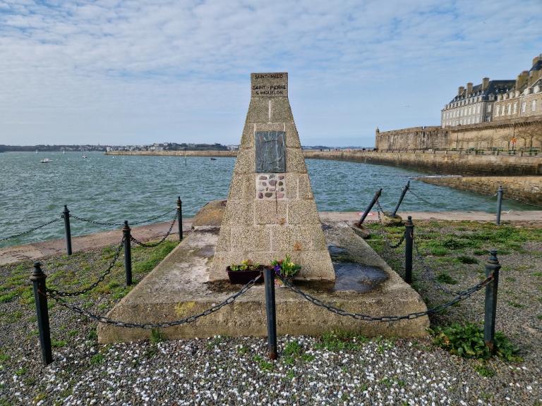 Vue du monument commémoratif dédié aux marins Terre-Neuvas. Il est implanté sur la dalle de couverture du bunker