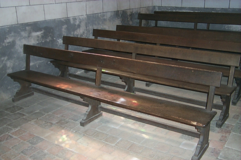 Ensemble de 8 bancs de fidèles