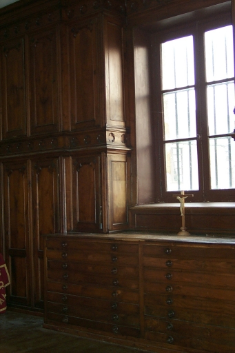 Ensemble de meubles de sacristie : chasublier, 18 placards de sacristie