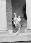 Statue (statuette) : Vierge à l'Enfant, oratoire Notre-Dame, le Crotais (Guer)