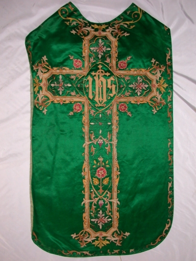 Ornement vert : chasuble, étole, voile de calice, bourse de corporal