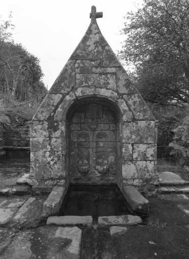 Fontaine de dévotion saint-mathurin, au S.E. du village (Quistinic)