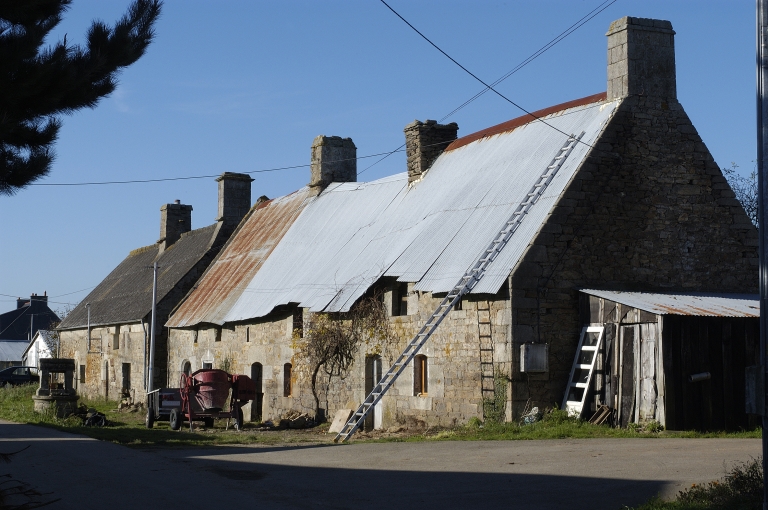 Ensemble de trois maisons sélectionnées, vue générale sud-est, 1987 YV 230, 62, 60, 64